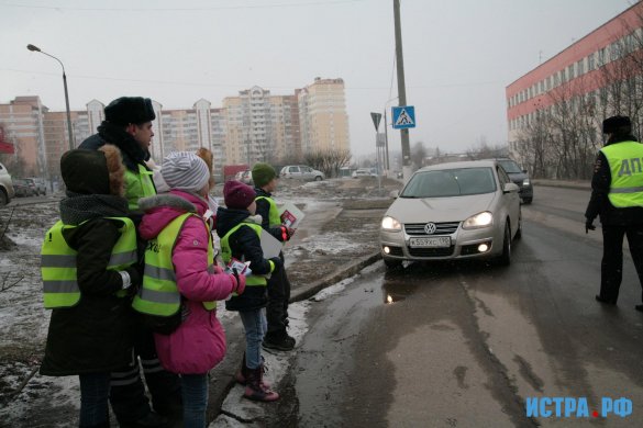 Ученики Нахабинской гимназии напомнили водителям о безопасности на дороге